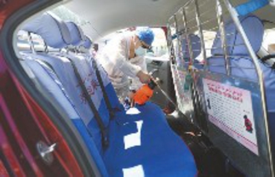 8月29日,在北园春运输公司出租车停车场,出租车司机成军在进行车内消杀清洁。