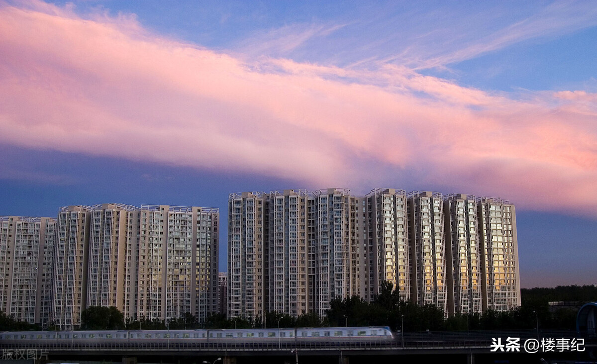 楼市迎来“贬值潮”,有楼盘每平直降4000元,没买房庆幸了?