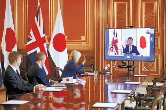 9月11日,在英国伦敦,英国国际贸易大臣伊丽莎白·特拉斯(左三)与日本外务大臣茂木敏充(屏幕中)举行视频会议。新华社发