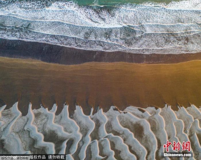资料图:航拍机拍下冰岛冰川景色。图片来源:Sipaphoto 版权作品 禁止转载