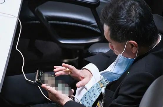 罗纳西普被拍到不断放大缩小照片 图源:英媒