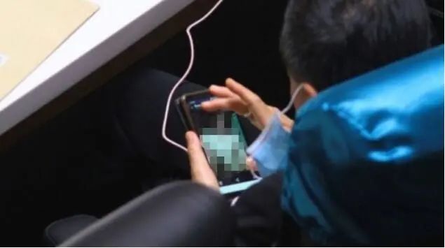 罗纳西普被记者拍到看裸照 图源:泰媒