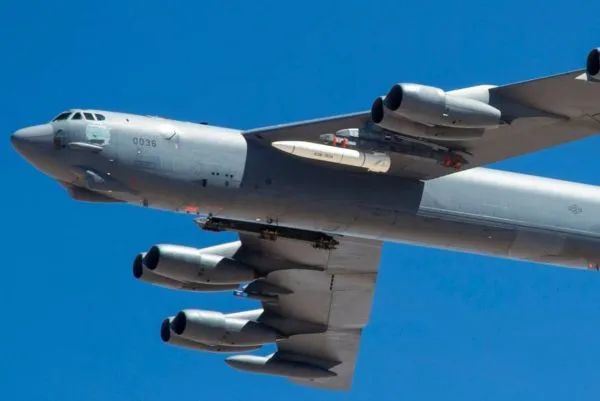 ▲资料图片:美空军B-52H轰炸机挂载AGM-183A高超音速导弹试飞。(美空军官网)
