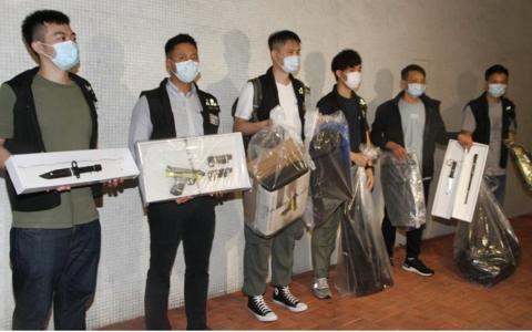 警方展示缴获的武器等(东网)