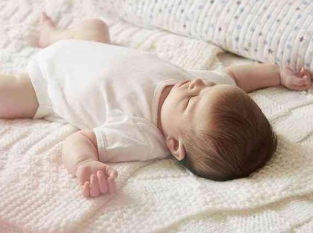 为什么宝宝睡觉爱"举手"？这3个原因是关键，聪明爸妈都懂得