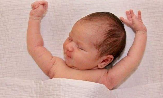 为什么宝宝睡觉爱"举手"？这3个原因是关键，聪明爸妈都懂得