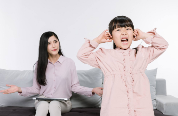 因妈妈忘买饮料,10岁女孩“连环踢”妈妈,爸爸的处理方式获赞