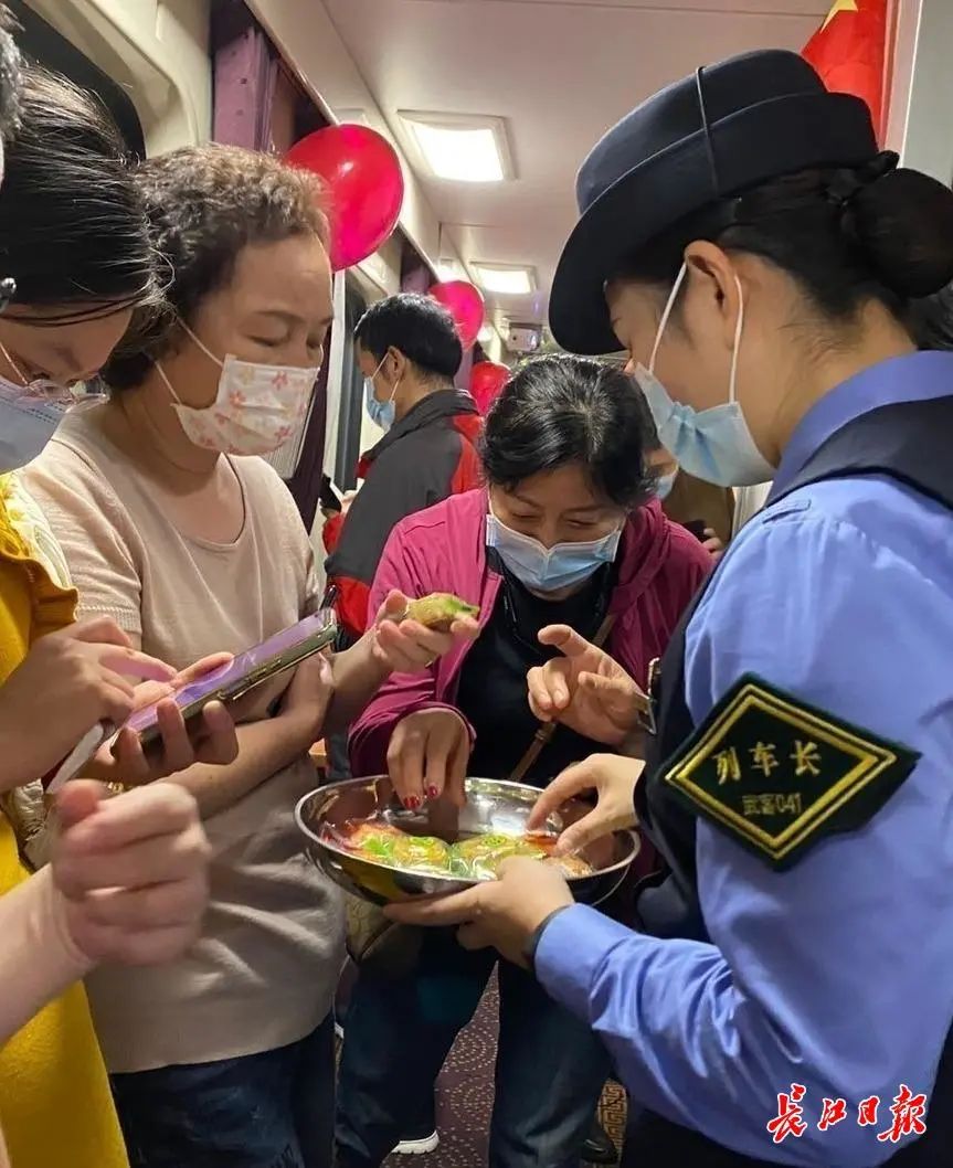 武汉开往北京的列车上,列车员给旅客送月饼。通讯员苏杭 摄