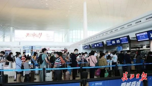 机场日客流量突破7万人次。通讯员张蒙 摄
