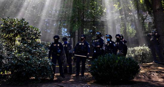 警察迅速结束抗议活动。图:路透社