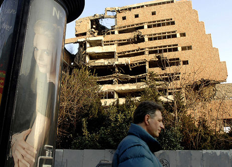 2008年2月19日，塞尔维亚贝尔格莱德市中心，一幢建筑在科索沃战争期间被空袭摧毁。图|新华社