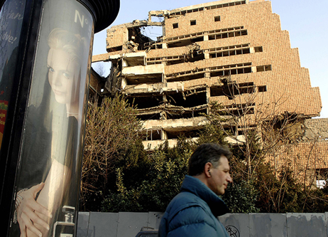 2008年2月19日,塞尔维亚贝尔格莱德市中心,一幢建筑在科索沃战争期间被空袭摧毁。图|新华社