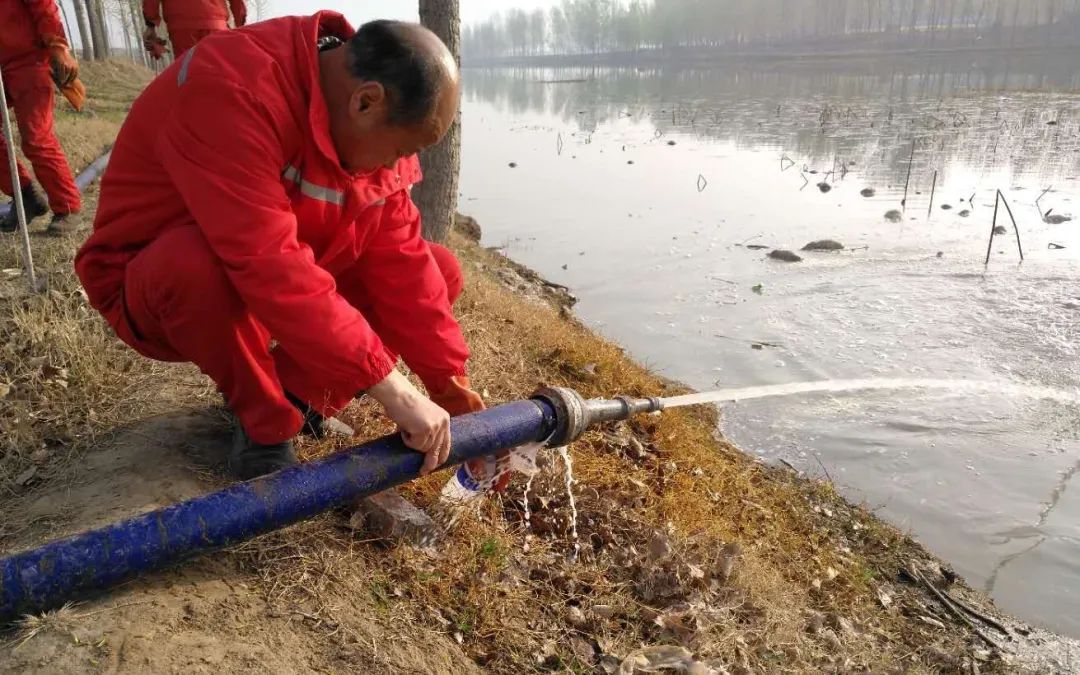 ▲专业公司对回木沟、金堤河进行应急处置,以使河水pH值恢复正常。受访者供图