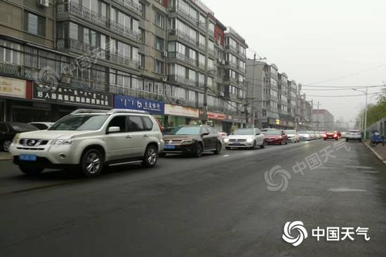 今晨呼和浩特市出现大雾,能见度较差影响交通。(图/田艳芳)