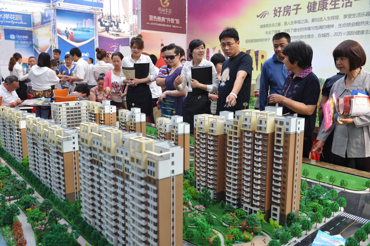 楼市变局已现,今明两年该及时卖房还是咬牙买房?内行人给出答案