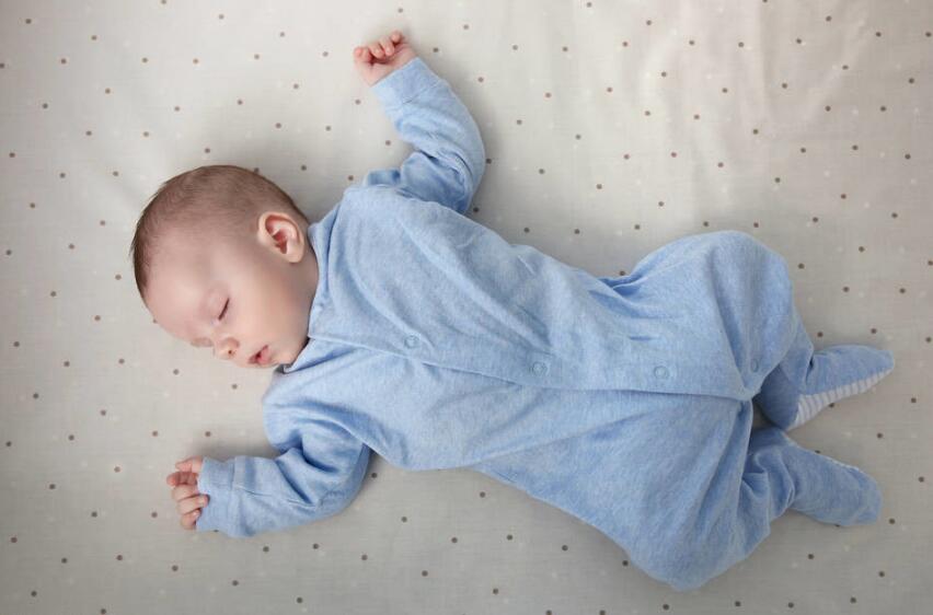 入秋后带娃睡觉，父母注意“一要四不要”，孩子睡的香发育好