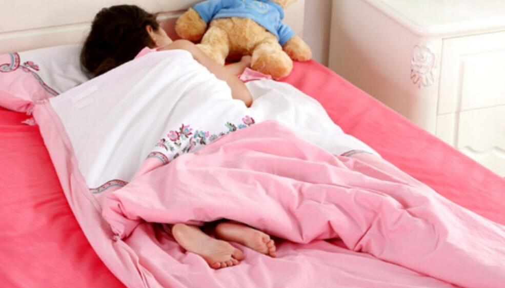 入秋后带娃睡觉，父母注意“一要四不要”，孩子睡的香发育好