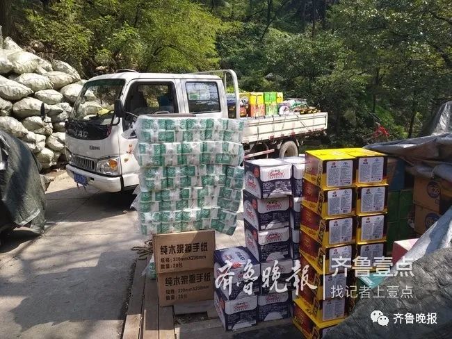 在中天门起点处,堆放着即将挑送上山的物资。