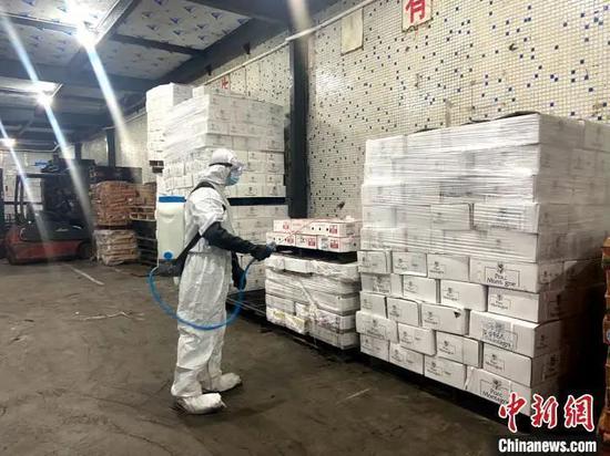资料图:工作人员对进口冻品进行入库前的消杀 广州市市场监督管理局 供图
