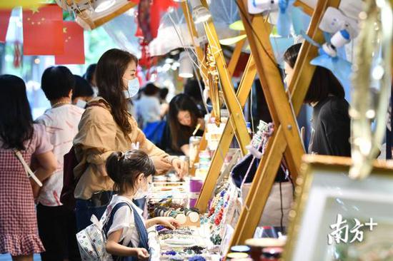 国庆期间,岭南天地人流密集,不少游客来此逛街购物。南方日报记者 戴嘉信 摄