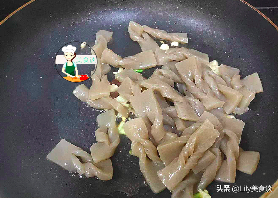 冷天,家人最爱吃这素菜,鲜香软嫩,不放肉也很香,炒一盘不够吃