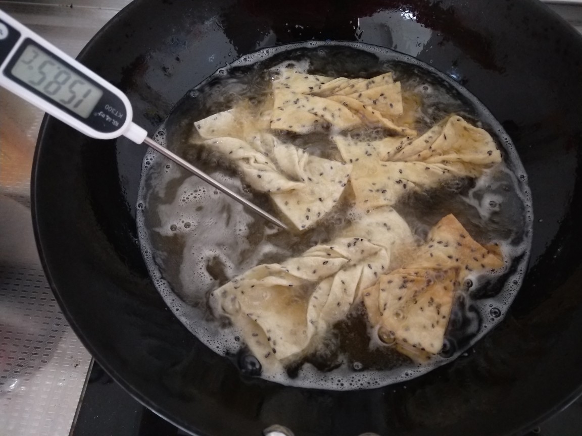 河南炸麻叶的传统做法,不用加一滴水,酥脆可口,孩子们越嚼越香