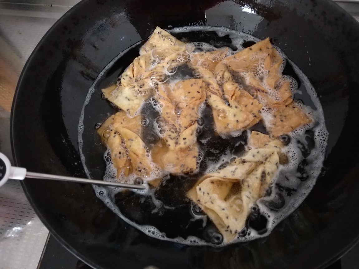 河南炸麻叶的传统做法,不用加一滴水,酥脆可口,孩子们越嚼越香