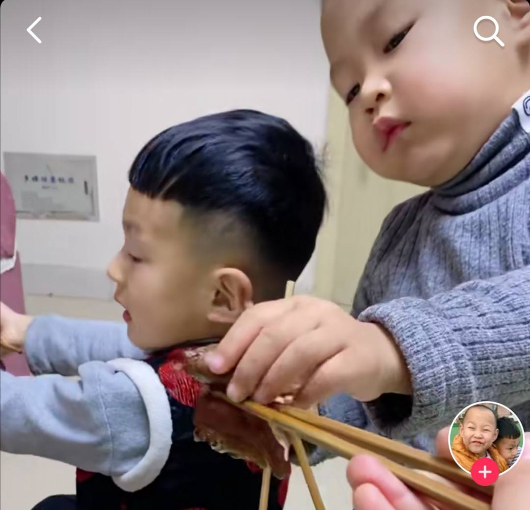 俩孩子吃饭,老大老二表现截然不同,这就是照书养和照猪养的区别