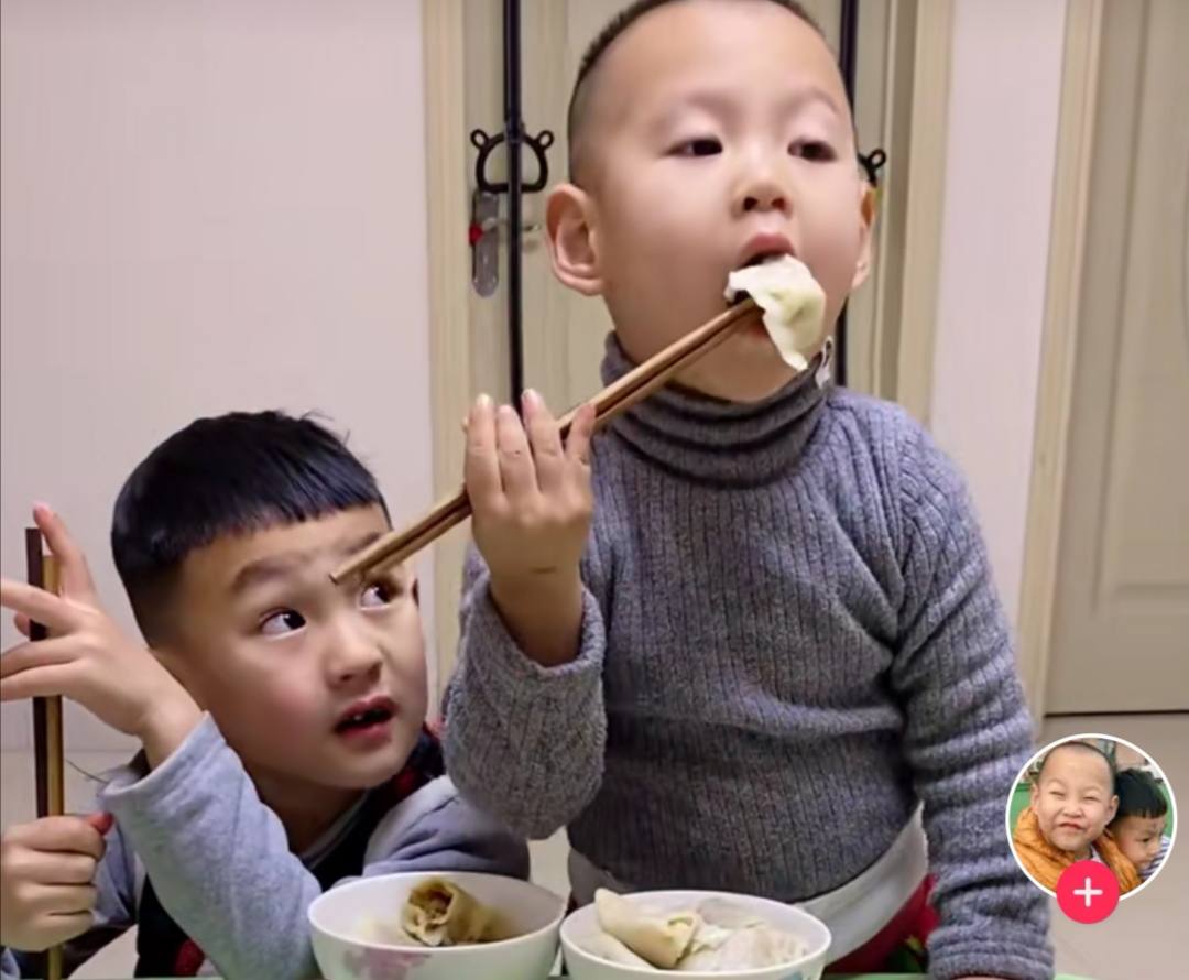 俩孩子吃饭,老大老二表现截然不同,这就是照书养和照猪养的区别