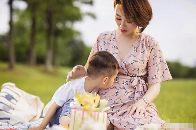 俩孩子吃饭,老大老二表现截然不同,这就是照书养和照猪养的区别