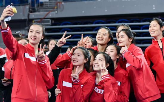 张常宁自拍,朱婷(右)“乱入”。图/Osports