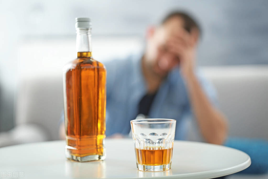 男人若戒不了酒,酒后尽量多吃3种食物,帮助醒酒,降低酒精伤害