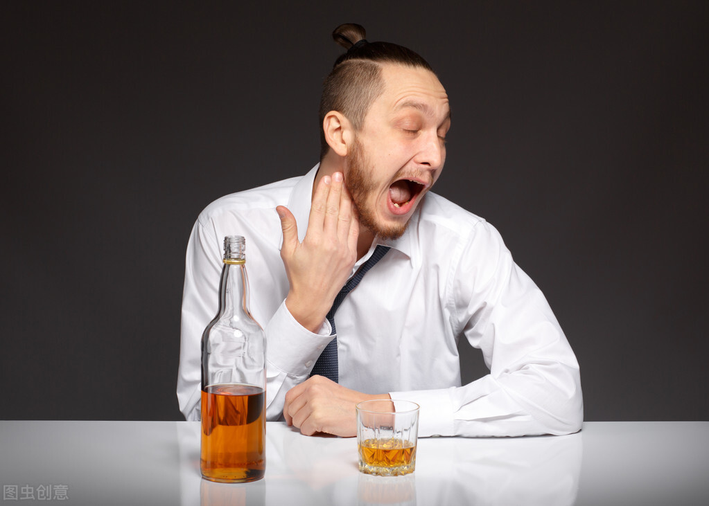 男人若戒不了酒,酒后尽量多吃3种食物,帮助醒酒,降低酒精伤害
