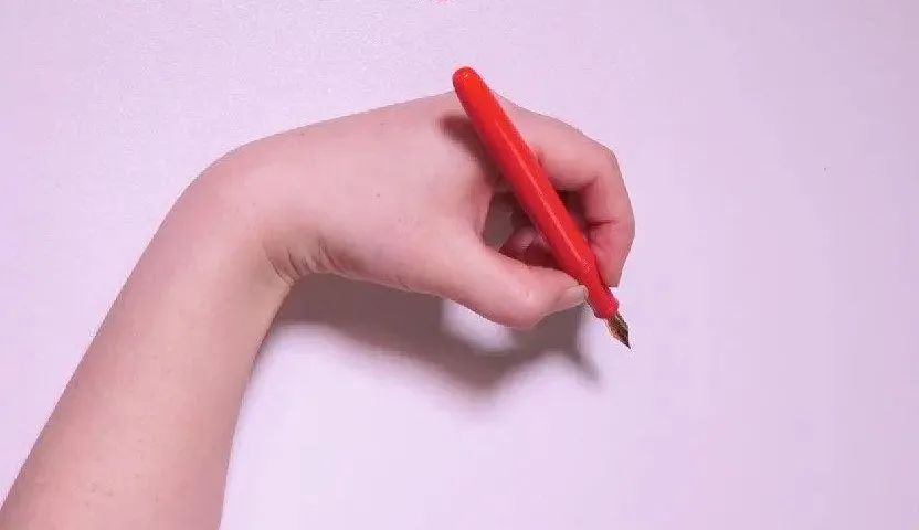 孩子握笔姿势不对,纠正了也不听,我们该怎么办?