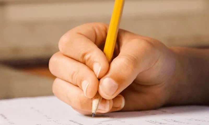 孩子握笔姿势不对,纠正了也不听,我们该怎么办?