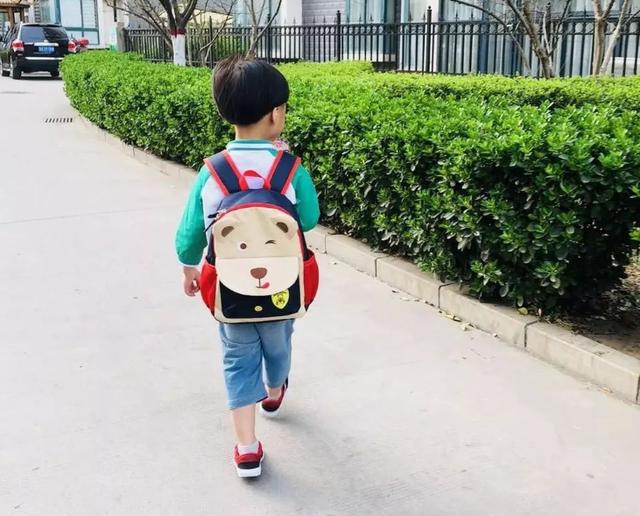 专家批判接送孩子是溺爱,引家长群起而攻之:你自己有小孩吗?
