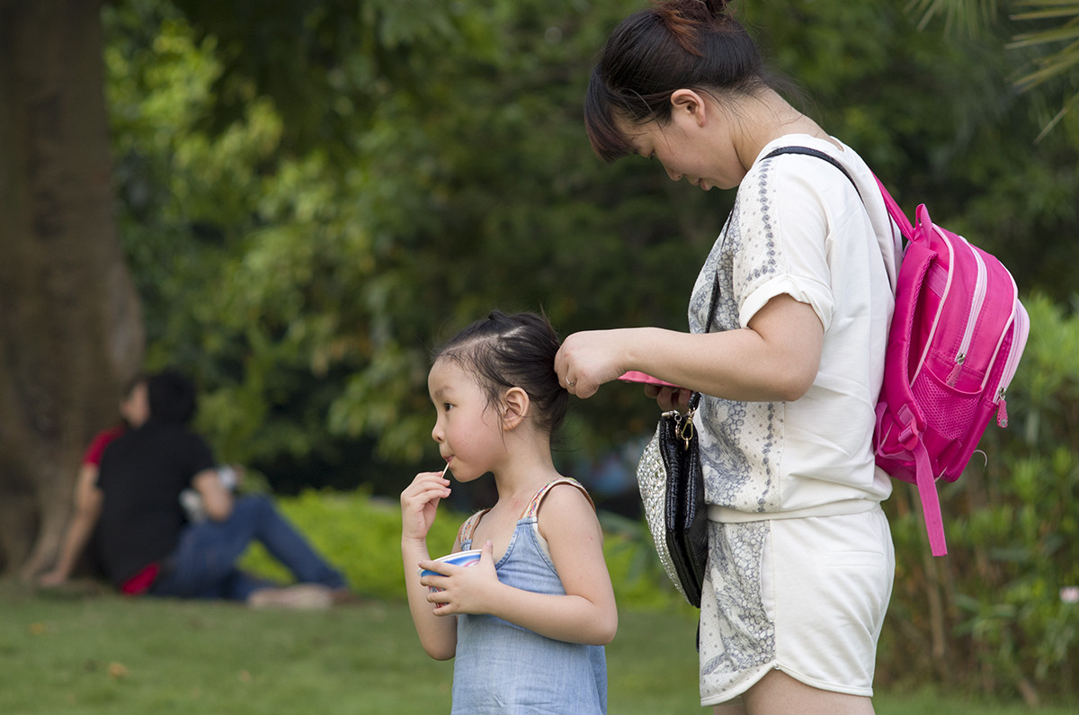 专家批判接送孩子是溺爱,引家长群起而攻之:你自己有小孩吗?