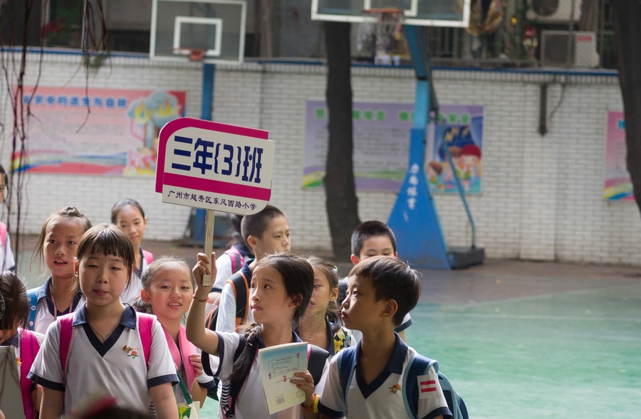 专家批判接送孩子是溺爱,引家长群起而攻之:你自己有小孩吗?