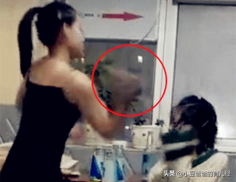50个耳光,28个用鞋底打,宝妈不安慰反指责:为啥不反抗