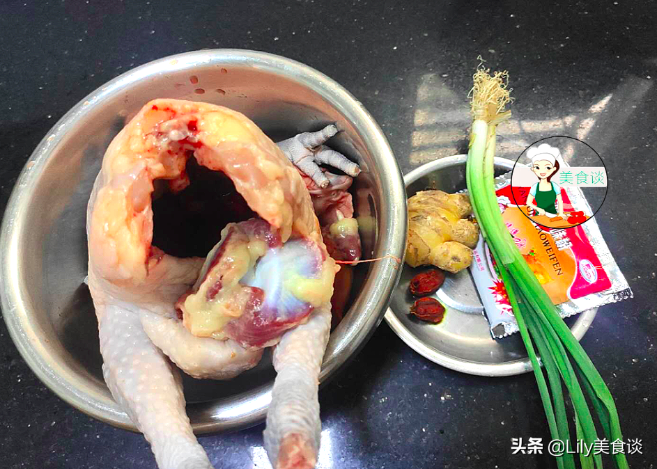 家常盐焗鸡做法,不用埋在盐堆里,只需一种调料,跟买的一样好吃