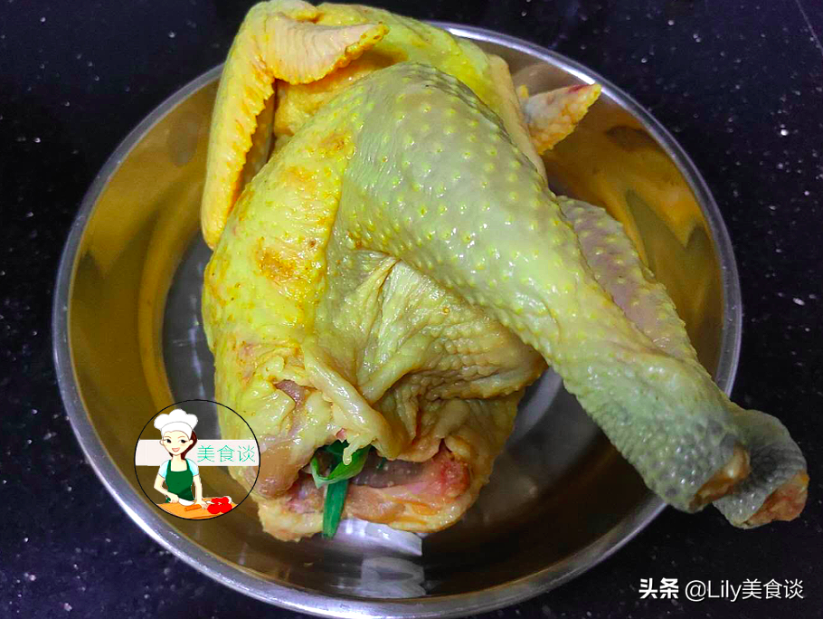 家常盐焗鸡做法,不用埋在盐堆里,只需一种调料,跟买的一样好吃
