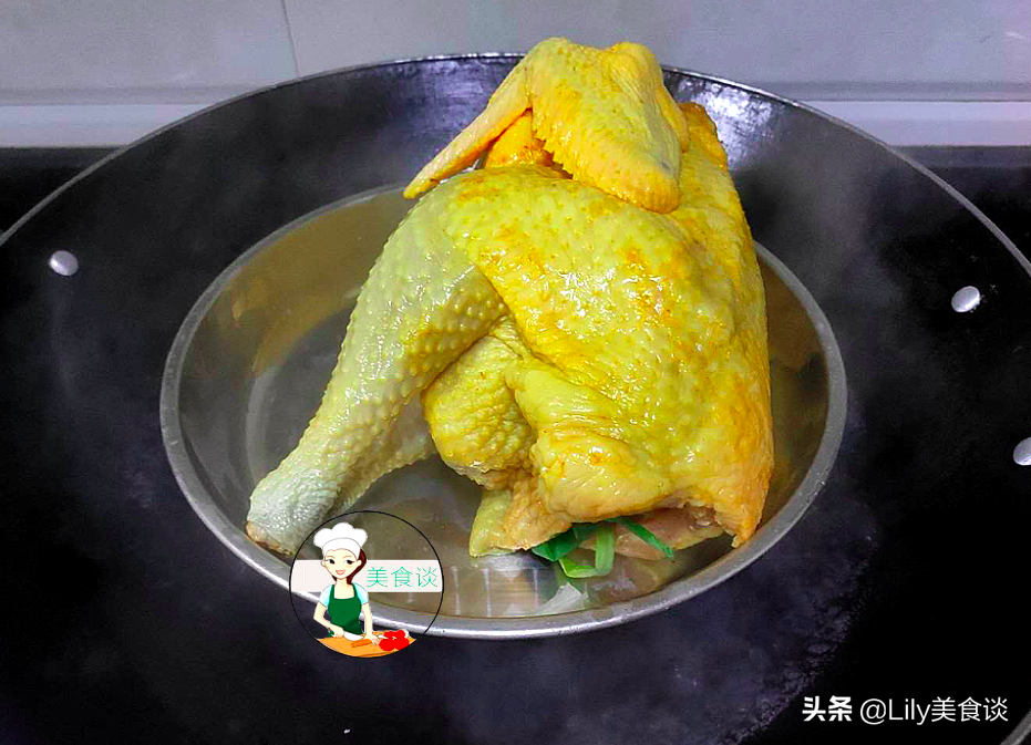 家常盐焗鸡做法,不用埋在盐堆里,只需一种调料,跟买的一样好吃
