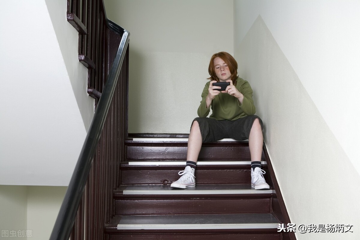 如何解决孩子沉迷游戏,禁止不可取,建立精神文明才是明智的选择