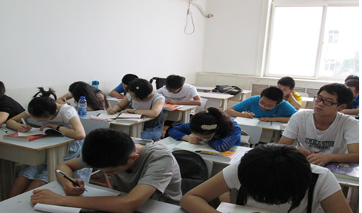 不让未成年人玩游戏,那你们倒是给点其他娱乐方式啊?