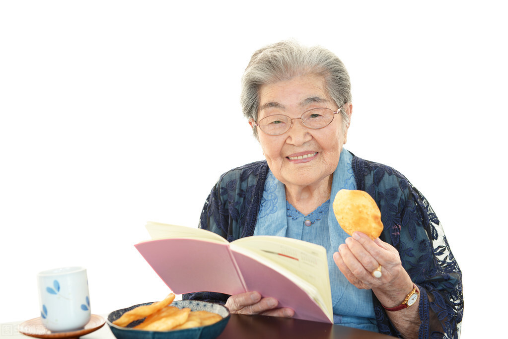 老年人3种情况下,再口渴也不要急于喝水,人体难适应
