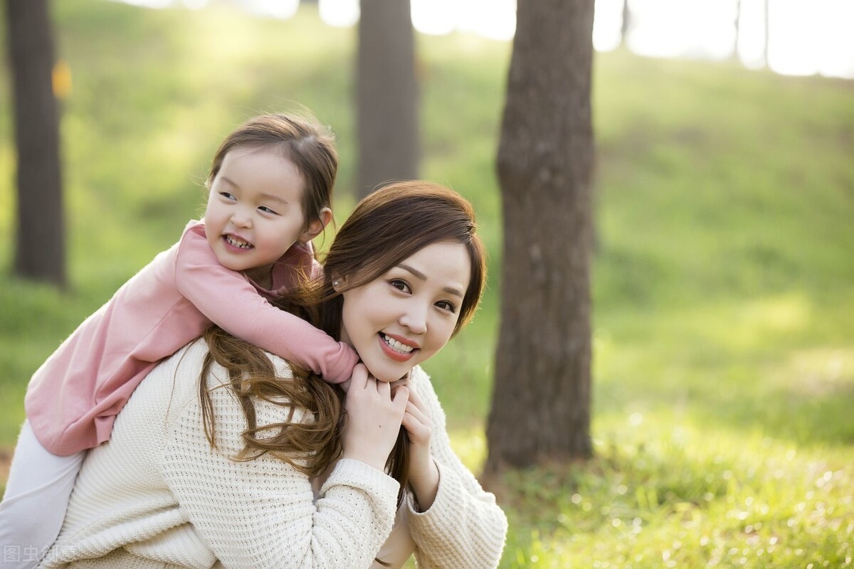 女儿是爸妈的贴心小棉袄！家有女儿要这么教