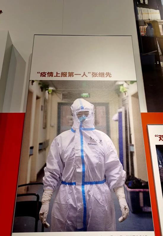 湖北武汉,“人民至上、生命至上——抗击新冠肺炎疫情专题展览”中展出的张继先在抗疫一线的照片 拍摄:樊巍