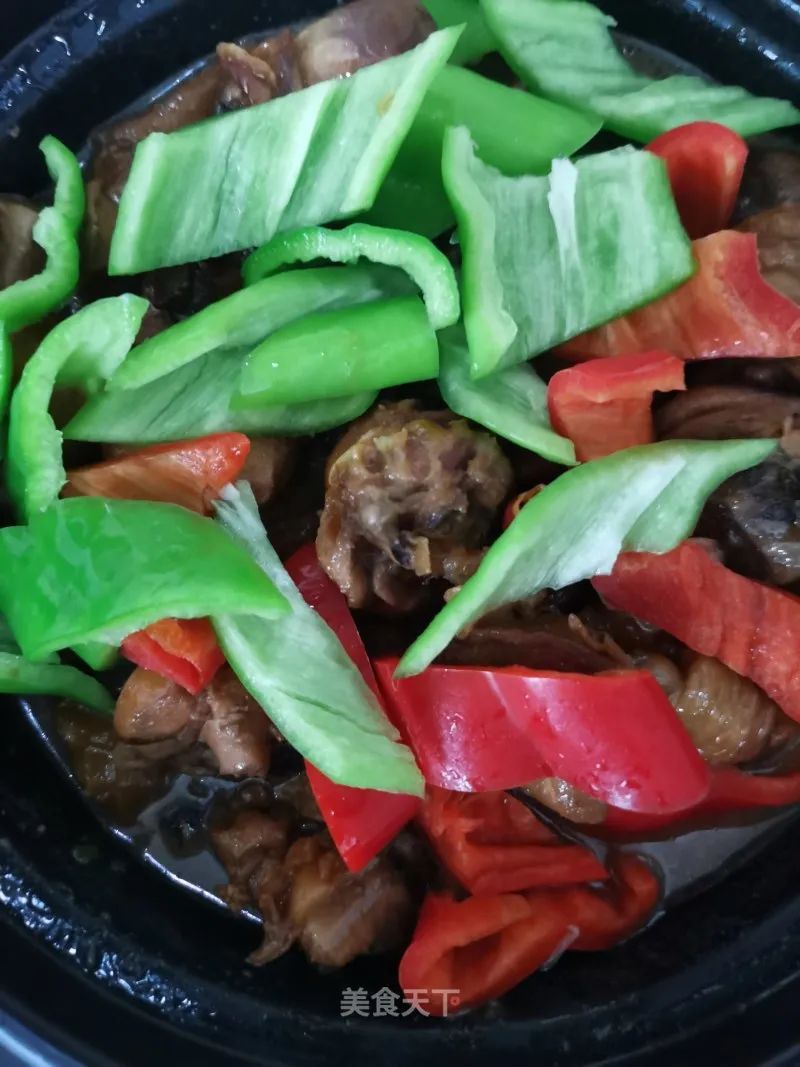 黄焖鸡:肉质细嫩,汤汁浓郁,拌饭真的是太香了!