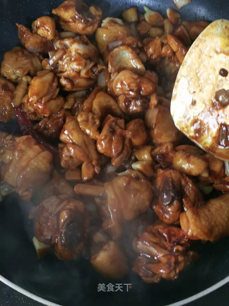 黄焖鸡:肉质细嫩,汤汁浓郁,拌饭真的是太香了!