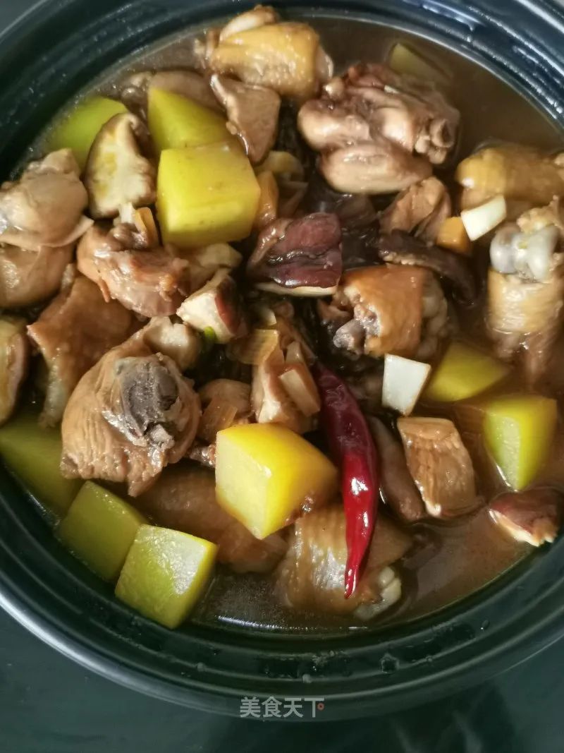 黄焖鸡:肉质细嫩,汤汁浓郁,拌饭真的是太香了!